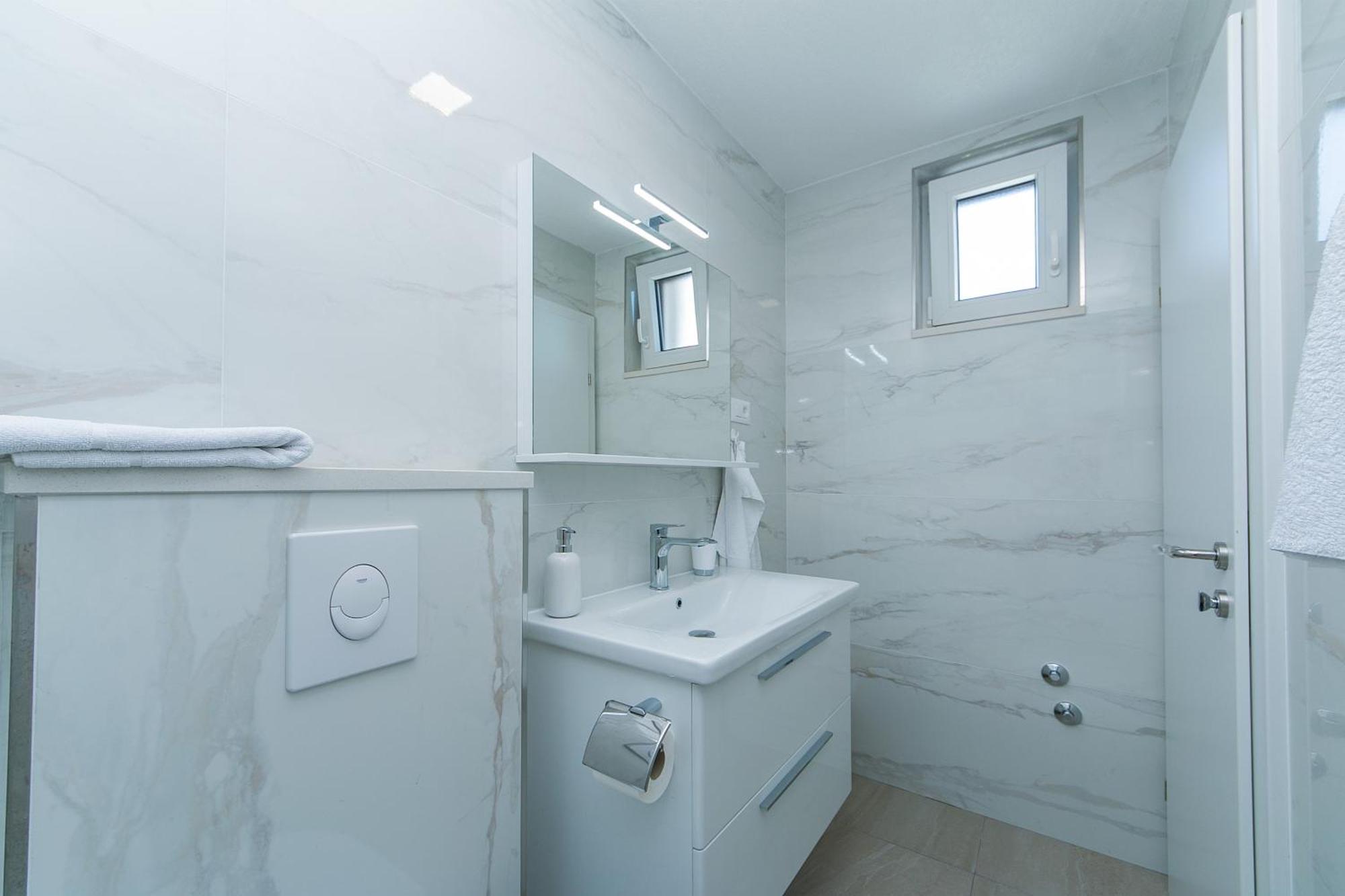 Apartments By The Sea Brela, Makarska - 20778 Rom bilde